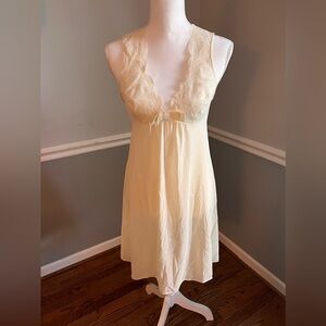 Vintage Shadowline Cream Lace Chemise with Pintuck Pleating - Small